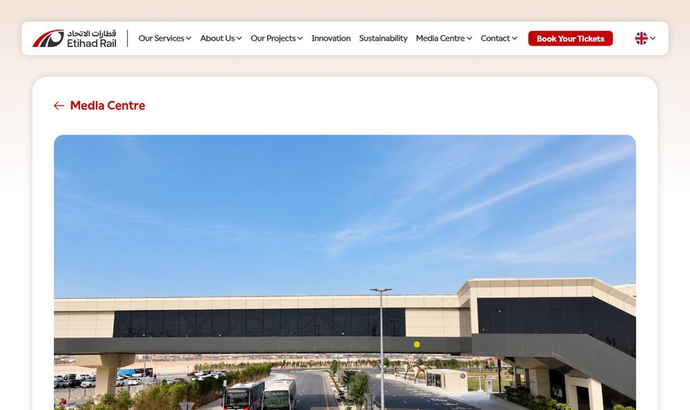 Etihad Railの公式サイトに掲載された、Dubai Al Yalayis StationとJumeirah Golf Estates Metro Stationを結ぶ375メートルの歩行者用連絡橋の開通を伝える2026年10月16日の発表ページの表示